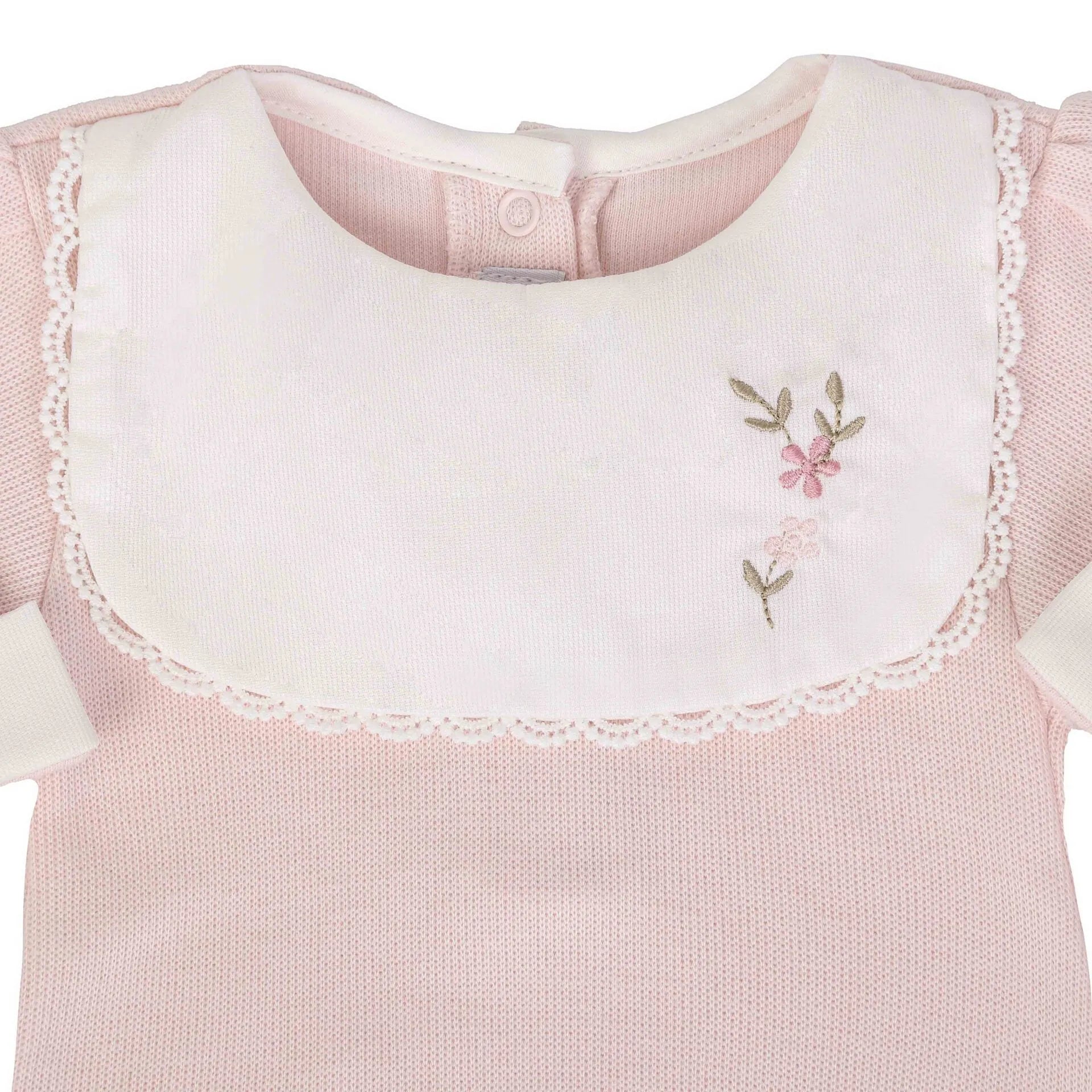 macacão carol rosa bebê com pala branca rendada e bordado floral minimalista em rosa e verde