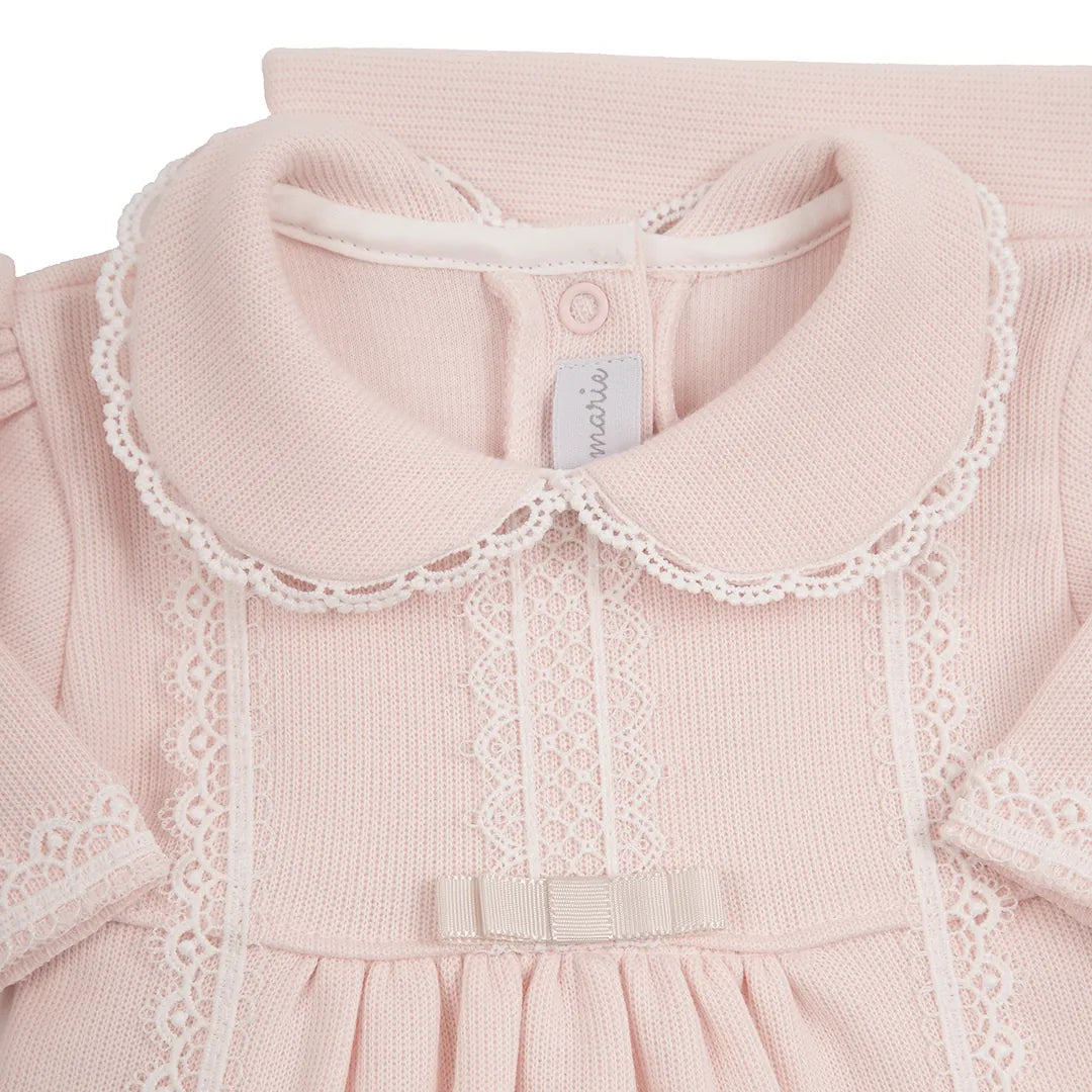 detalhe do macacão cecília rosa bebê com gola bordada e fita de laço central em tom bege