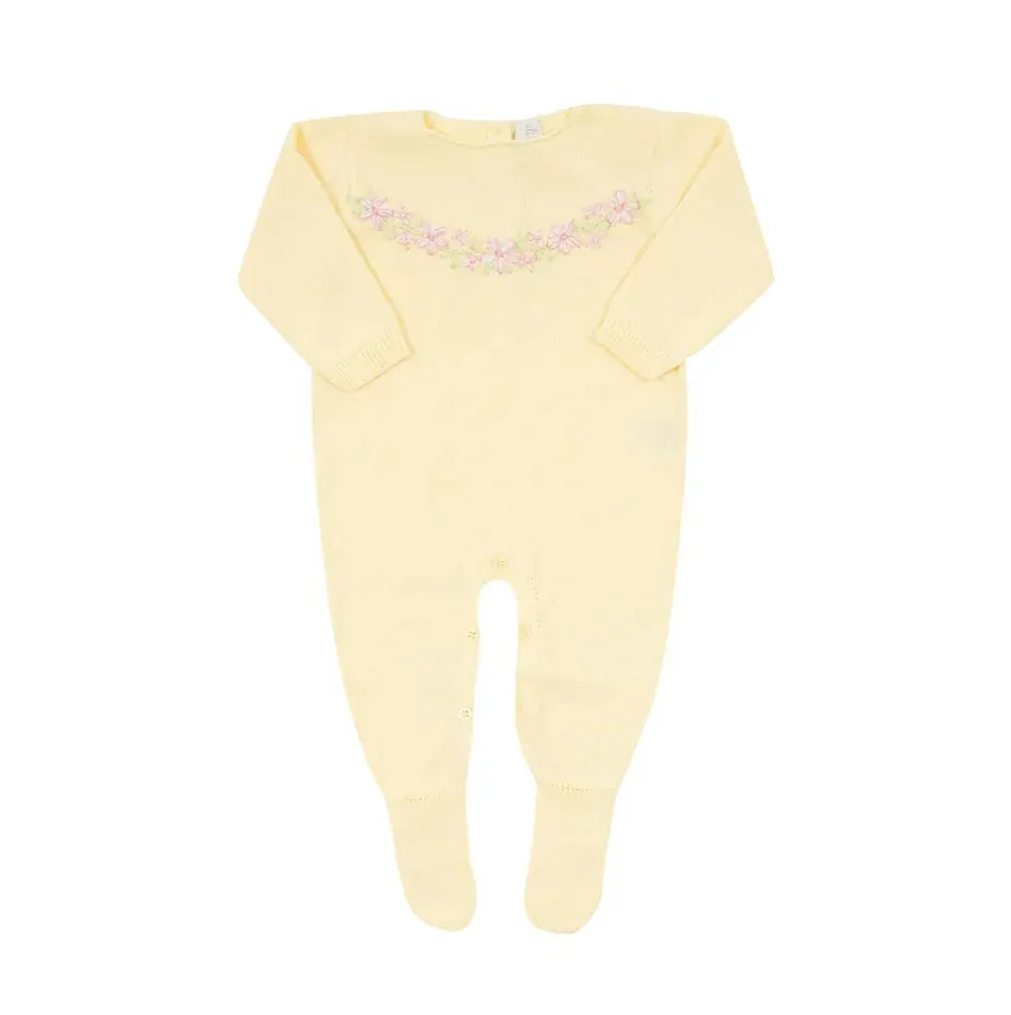 macacão charlotte amarelo bebê com body interno e gola bordada com flores rosas e folhas verdes na altura do ombro