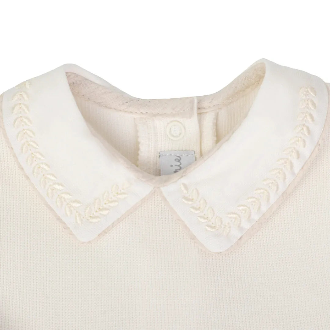 macacão clássico off-white inteiro com gola bordada e pregas suaves na parte frontal