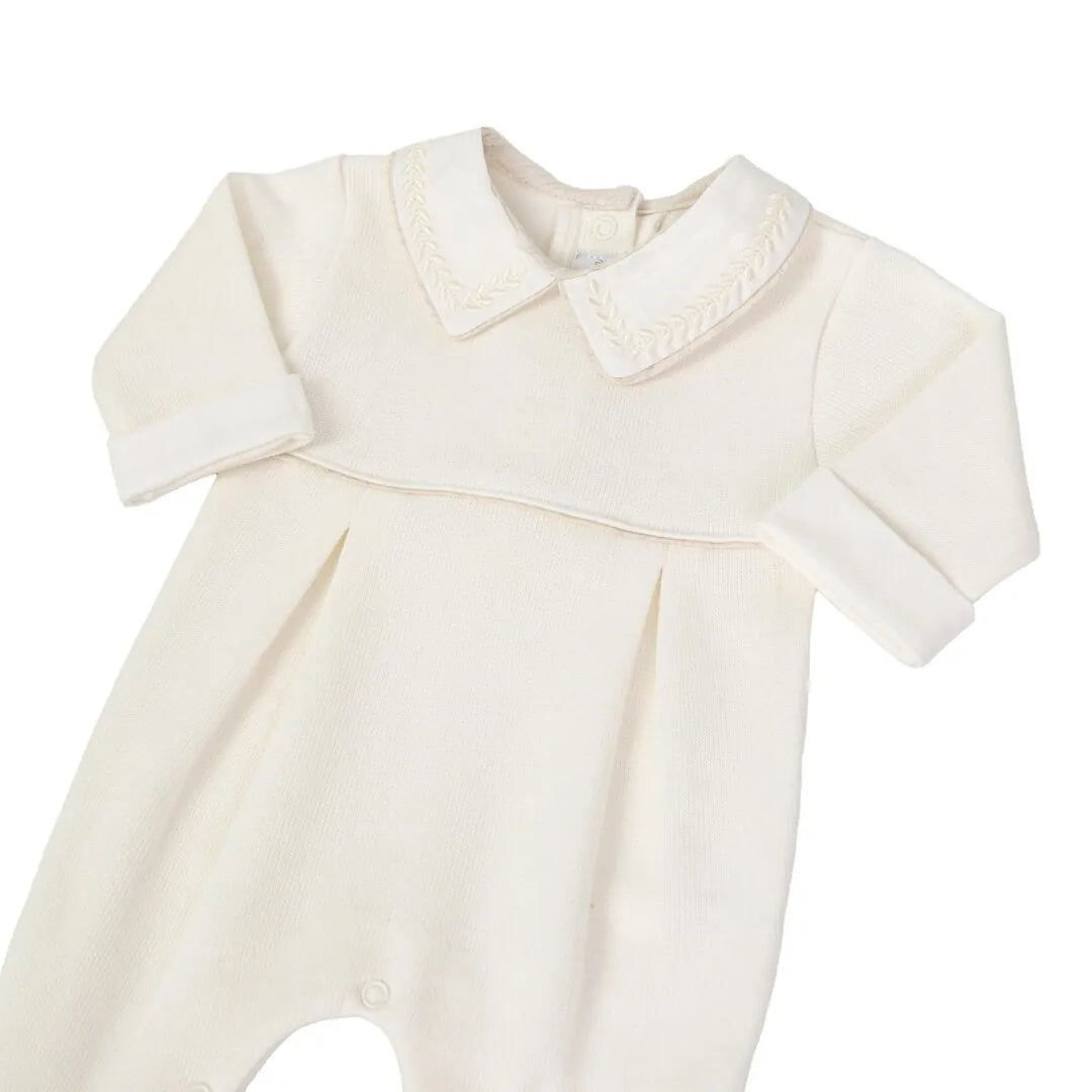 detalhe do macacão clássico off-white mostrando a gola bordada com folhas e acabamento refinado