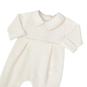 detalhe do macacão clássico off-white mostrando a gola bordada com folhas e acabamento refinado