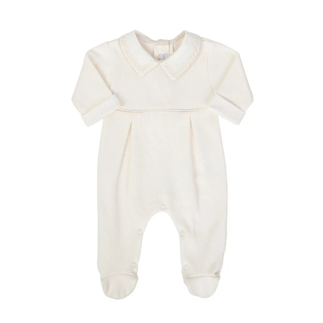 macacão clássico off-white com gola bordada e recorte com pregas elegantes na parte frontal