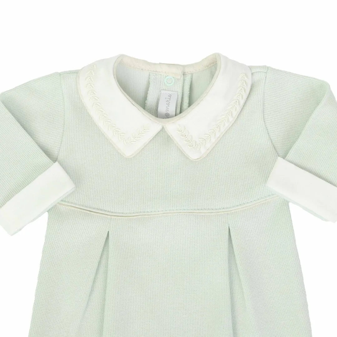 macacão clássico verde malva com gola branca bordada em folhas e pregas frontais delicadas