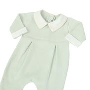 macacão clássico verde malva inteiro com gola branca bordada e pregas suaves na parte frontal