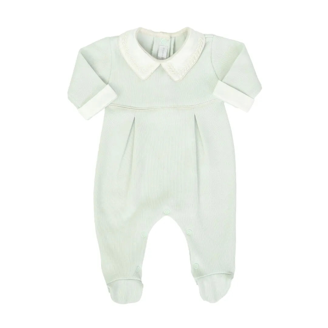 detalhe do macacão clássico verde malva mostrando a gola branca com bordado de folhas e acabamento refinado