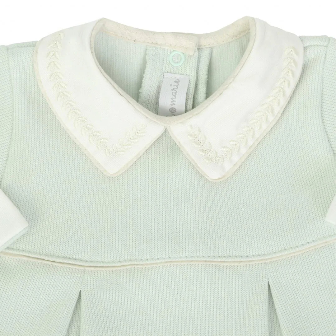 macacão clássico verde malva com gola branca bordada e recorte com pregas elegantes na parte frontal