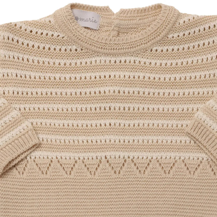 macacão diego areia em tricô com parte superior rendada em listras e parte inferior lisa, confortável e elegante