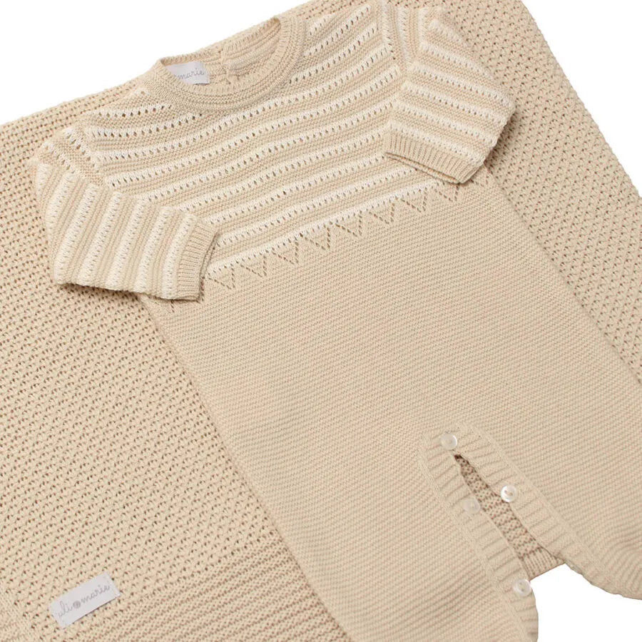 macacão diego areia em tricô com parte superior rendada em listras e parte inferior lisa, confortável e elegante