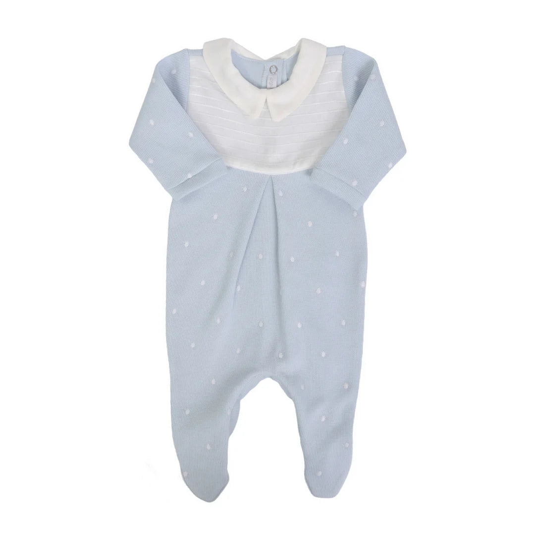 macacão heitor azul bebê inteiro com gola branca e delicados poás bordados em branco