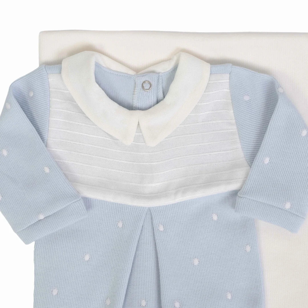 detalhe do macacão heitor azul bebê mostrando a gola branca e os poás bordados, com pala texturizada