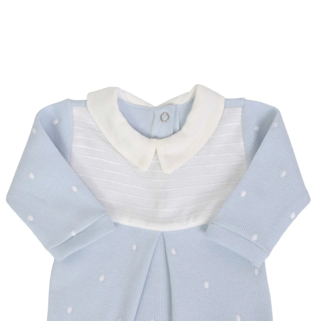 macacão heitor azul bebê com gola clássica branca, pala com listras e poás bordados em branco