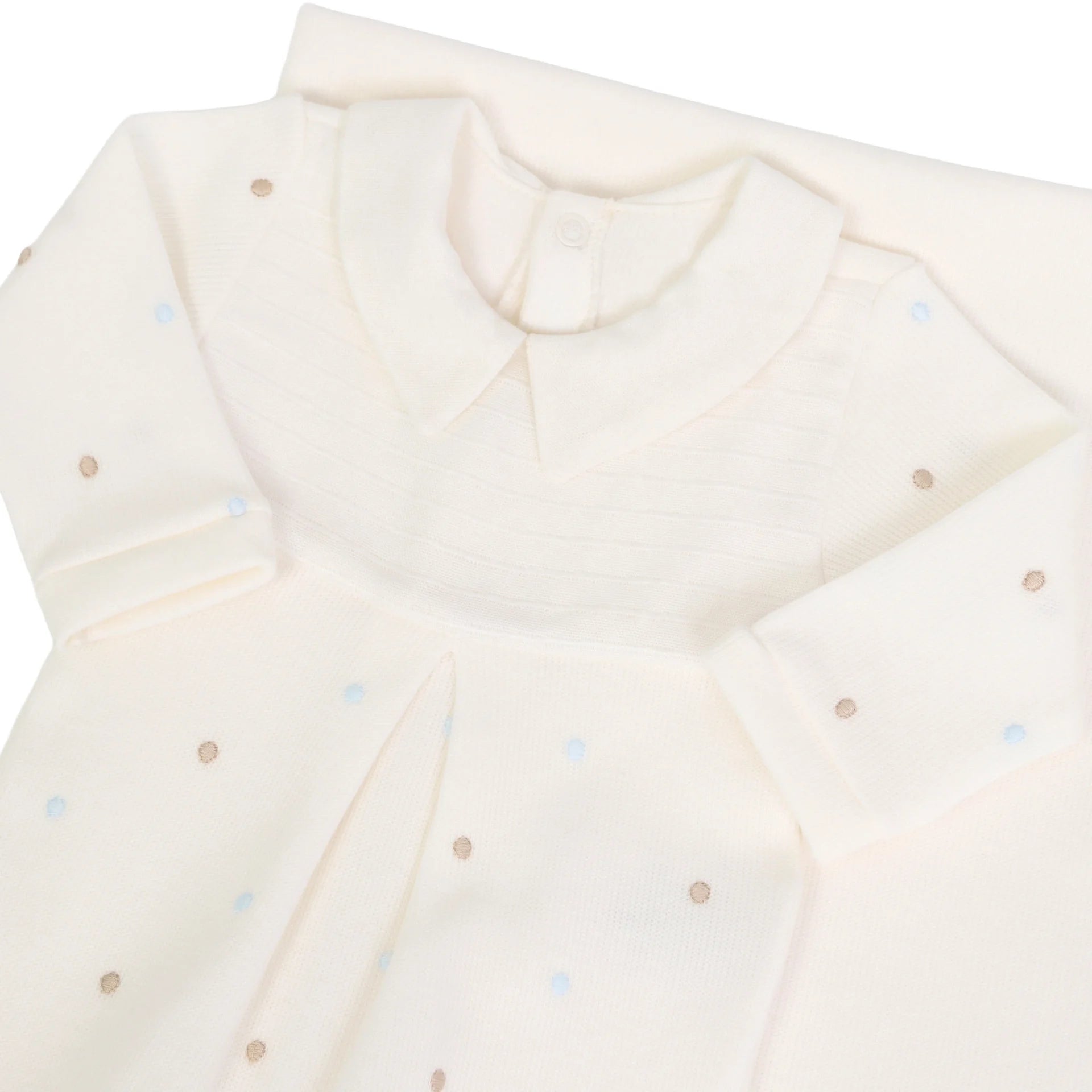 macacão heitor off-white com gola clássica e bordado de poás em tons azul e bege, detalhe de pregas frontais