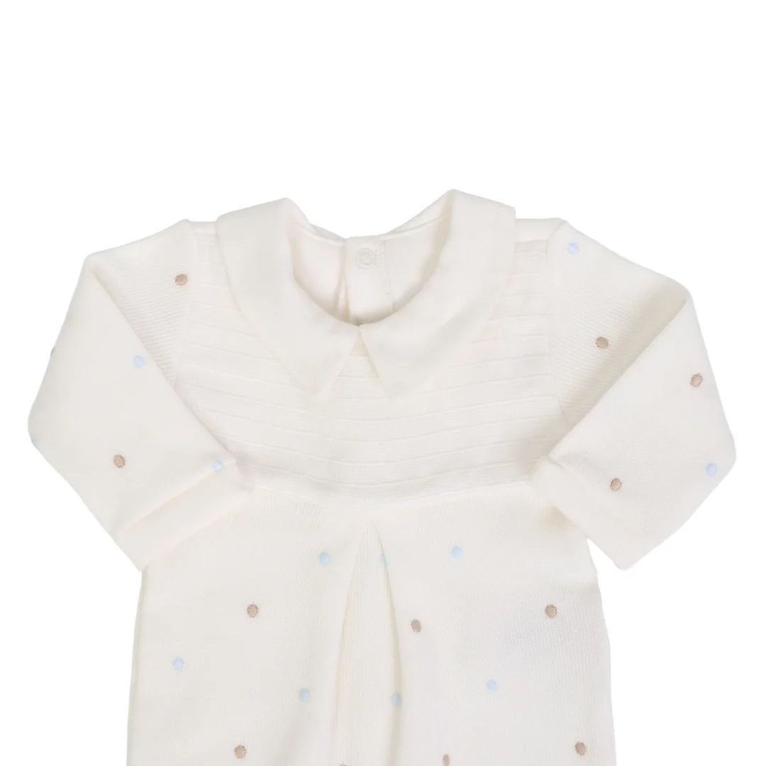 detalhe do macacão heitor off-white mostrando a gola clássica e os poás bordados em azul e bege