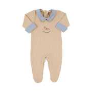 macacão horse de algodão, bege e azul, com pés fechados e gola polo, exibido de corpo inteiro em fundo branco isolado
