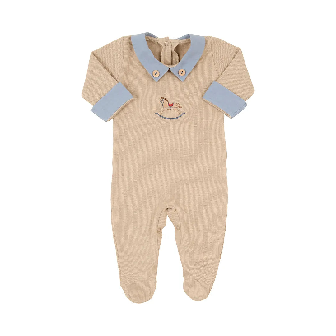 macacão horse de algodão, bege e azul, com pés fechados e gola polo, exibido de corpo inteiro em fundo branco isolado
