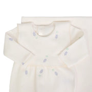 macacão hortência off-white com pala fixa e bordados delicados de pequenas flores lilás distribuídas pela peça