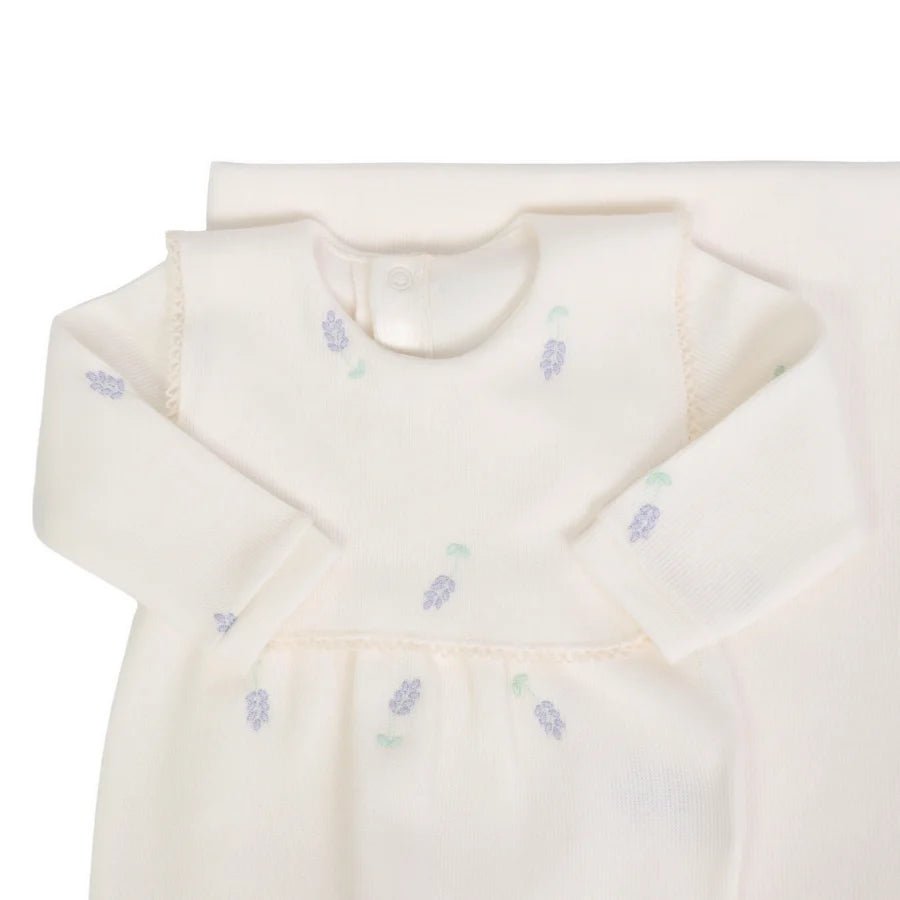 macacão hortência off-white com pala fixa e bordados delicados de pequenas flores lilás distribuídas pela peça