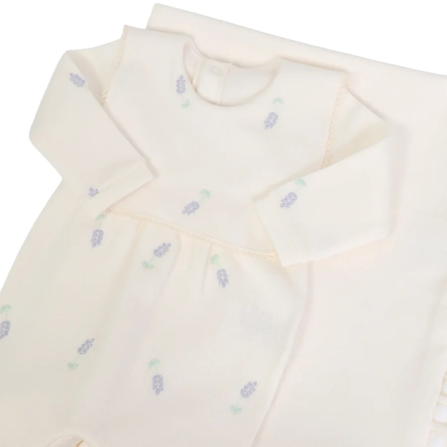 macacão hortência off-white com pala fixa acompanhado de manta combinando e bordados florais lilás sutis