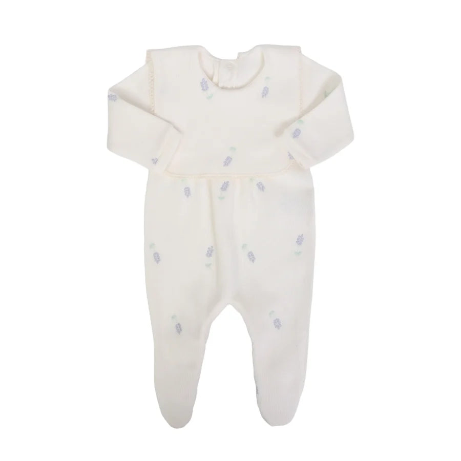 macacão hortência off-white inteiro com pala fixa e bordados de raminhos lilás, acabamento suave e delicado