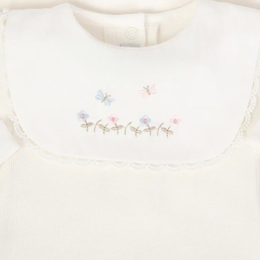 macacão jardim off-white com pala bordada de flores coloridas e borboletas em tons suaves, acabamento rendado