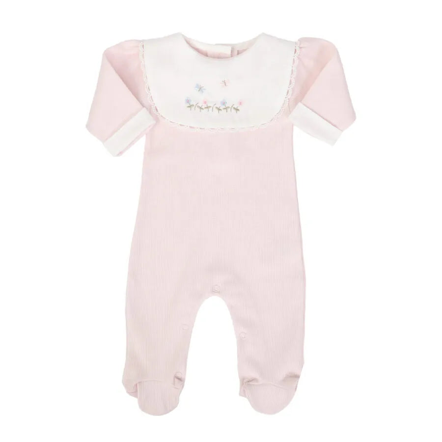 macacão jardim rosa bebê com pala branca bordada de flores e borboletas em tons suaves, acabamento rendado