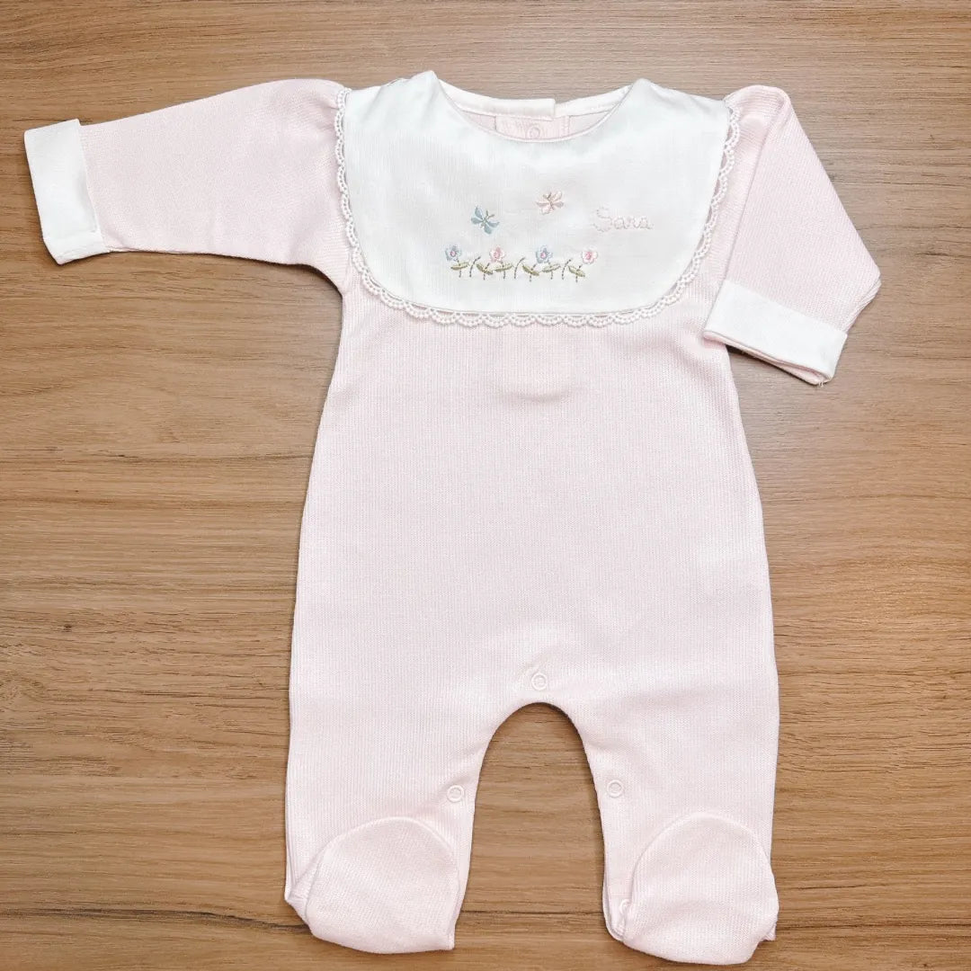 macacão jardim rosa bebê personalizado em tricot, com pala branca bordada de flores e nome delicado