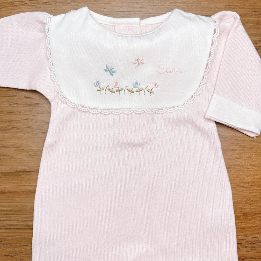 macacão jardim rosa bebê personalizado em tricot, com pala branca bordada de flores e nome delicado