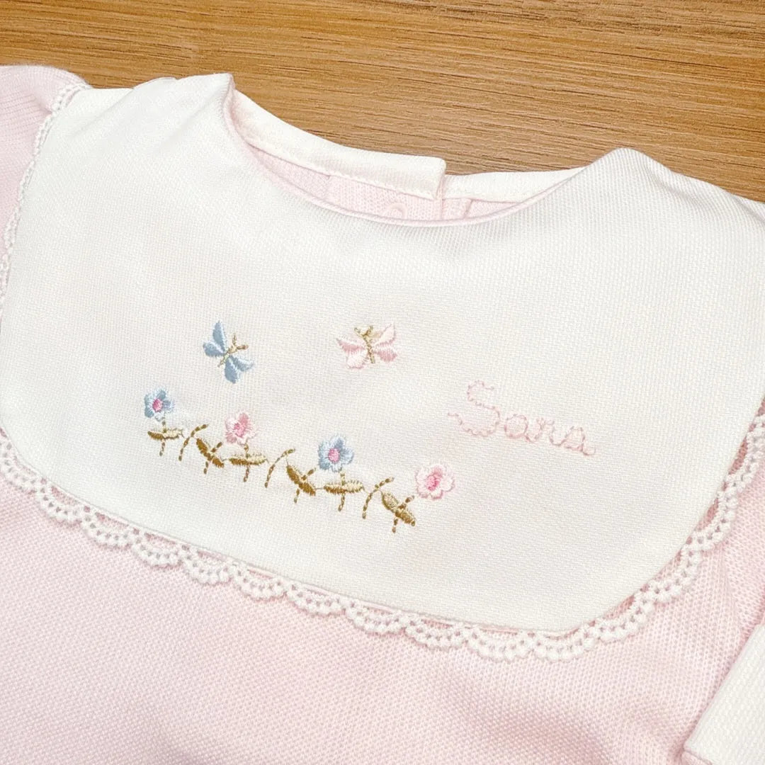 macacão jardim rosa bebê personalizado em tricot, com pala branca bordada de flores e nome delicado