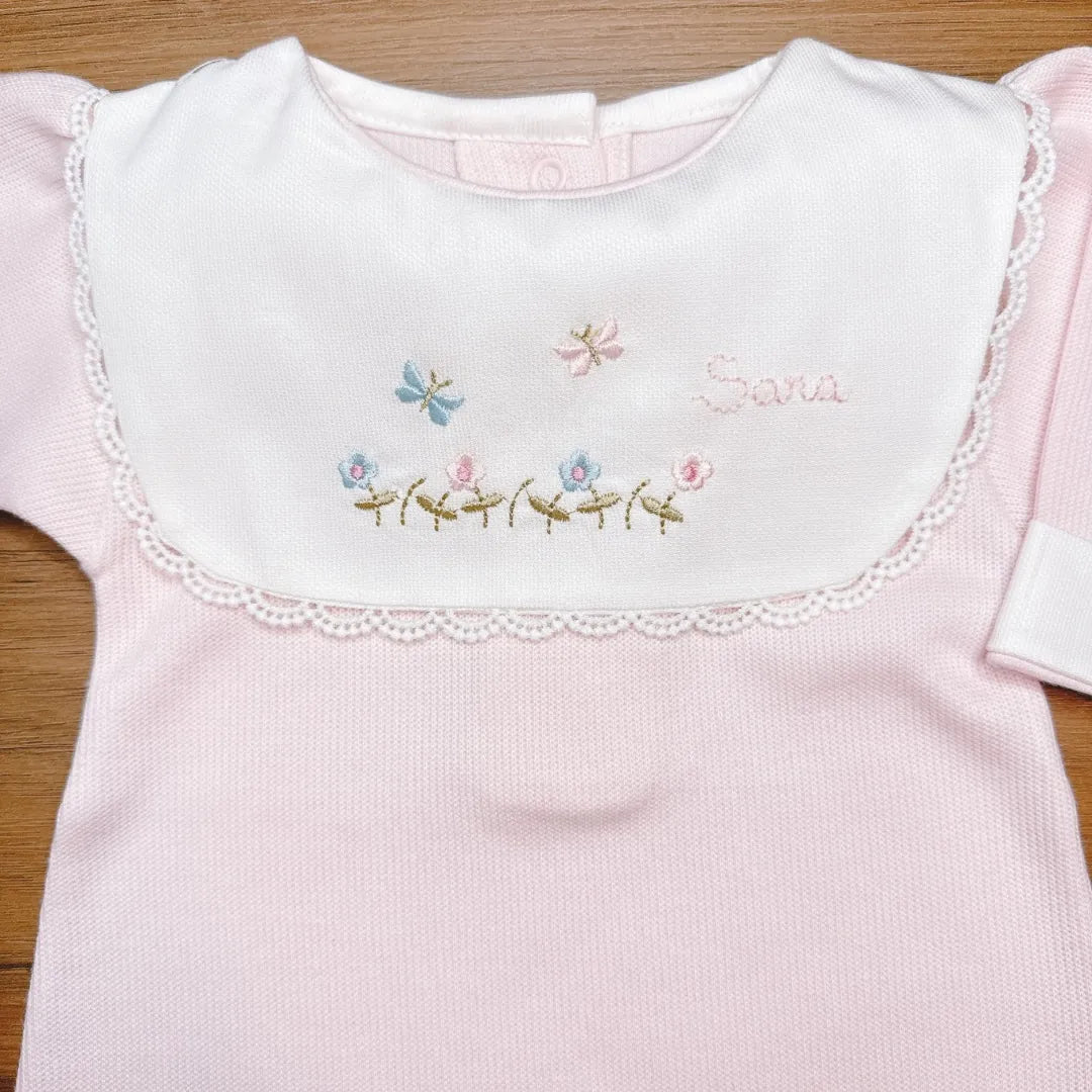 macacão jardim rosa bebê personalizado em tricot, com pala branca bordada de flores e nome delicado