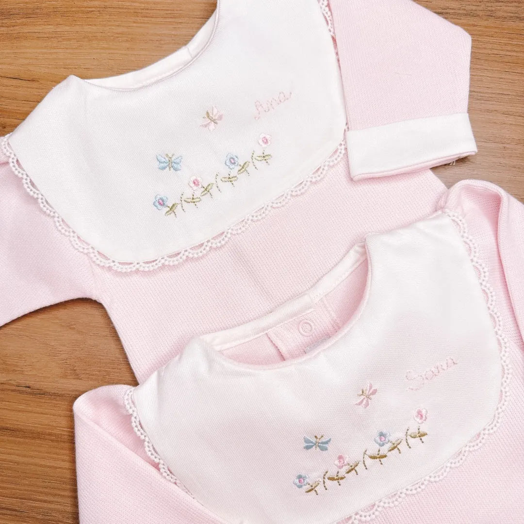 macacão jardim rosa bebê personalizado em tricot, com pala branca bordada de flores e nome delicado