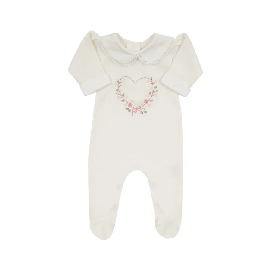 macacão julia off-white com bordado de coração de flores e laço rosa, gola peter pan com renda