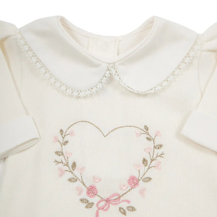 macacão julia off-white com bordado de coração de flores e laço rosa, gola peter pan com renda