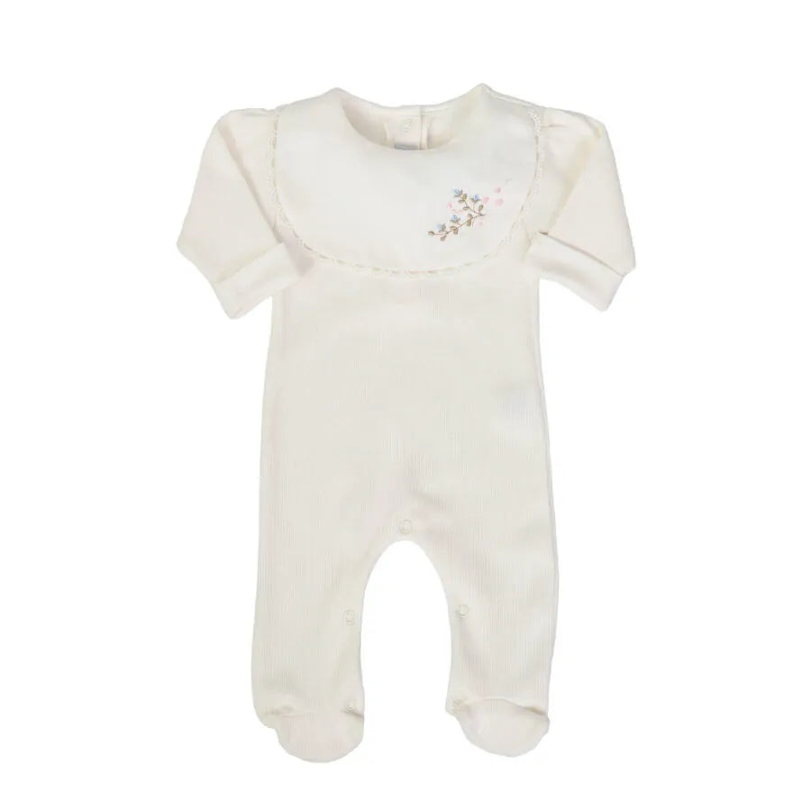 macacão laura off-white canelado em suedine com babador bordado com flores e punho virado, botão de pressão frontal