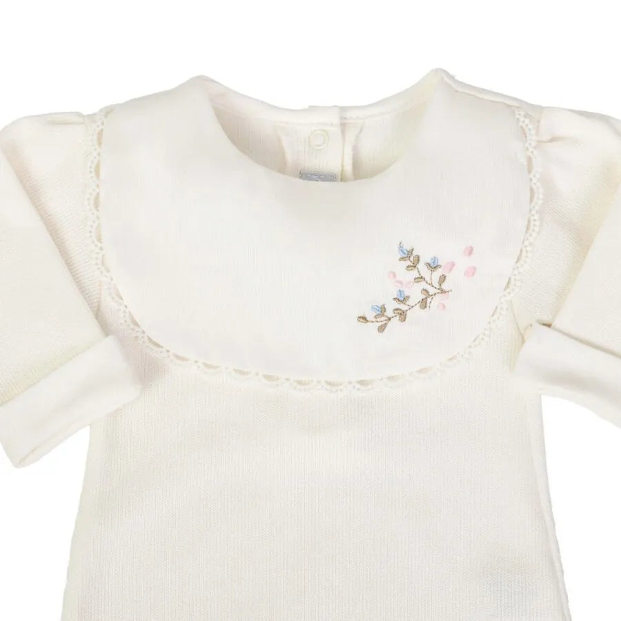 macacão laura off-white canelado em suedine com babador bordado com flores e punho virado, botão de pressão frontal
