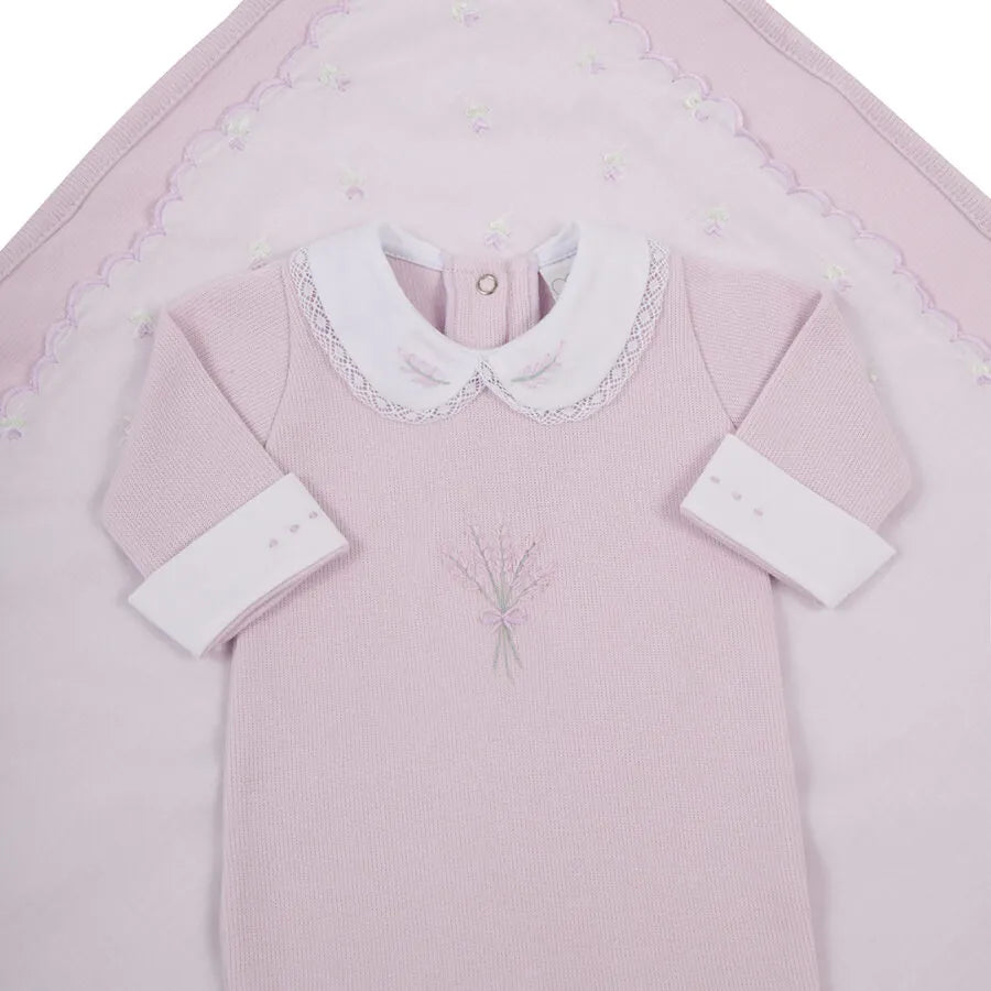 Macacão Lavanda Lilás acompanhado de manta combinando, ambos com bordados florais sutis e acabamento delicado