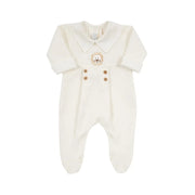 macacão leão off-white canelado, com gola e bordado de rosto de leão e quatro botões decorativos marrons