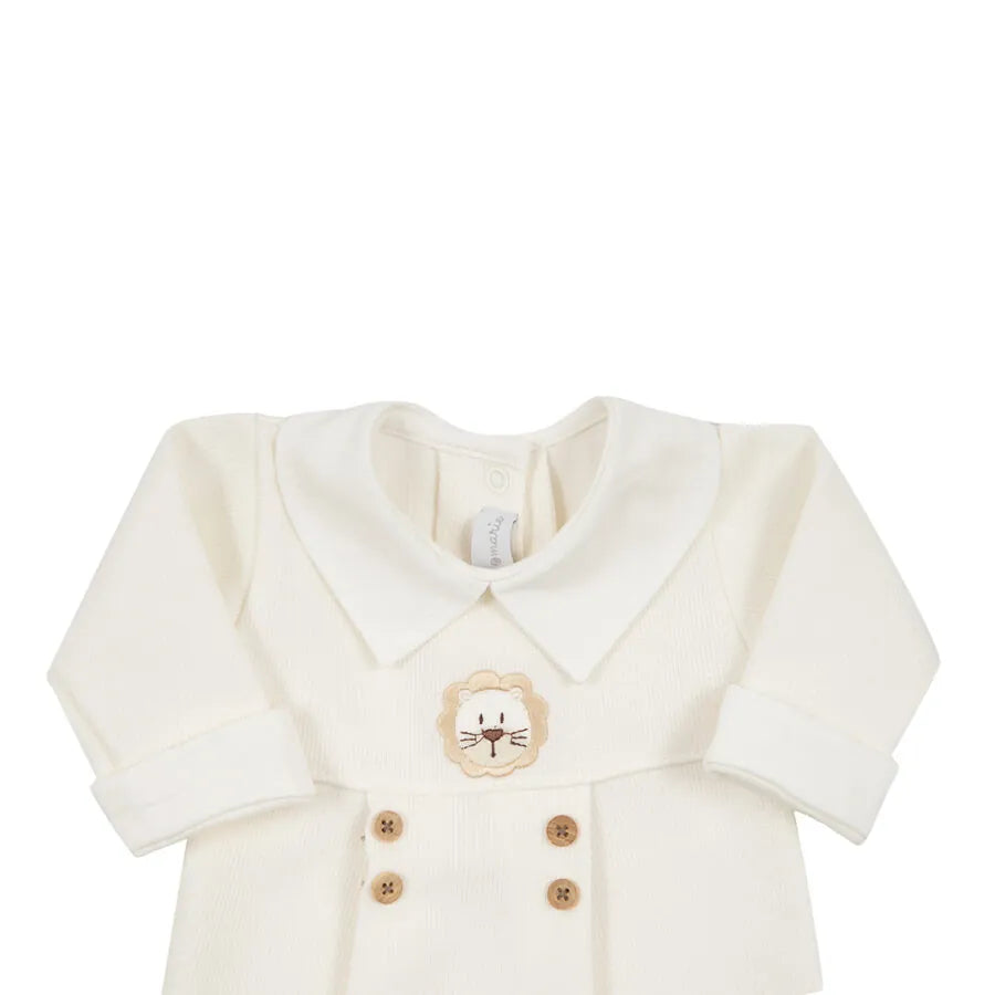 macacão leão off-white canelado, com gola e bordado de rosto de leão e quatro botões decorativos marrons