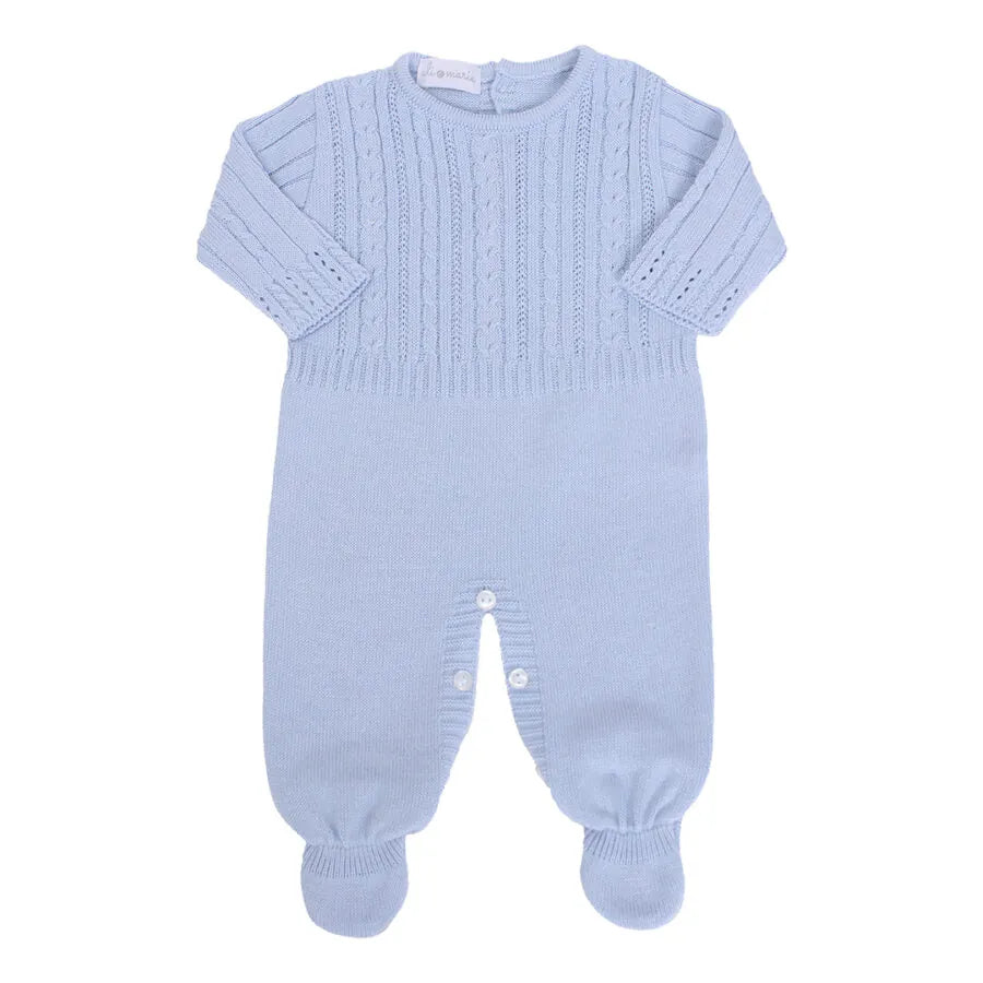 macacão lisboa azul bebê em tricô com padronagem de tranças e punhos canelados nos pés e mangas