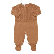 macacão lisboa caramelo em tricô com detalhes de tranças verticais e punhos canelados nos pés e mangas