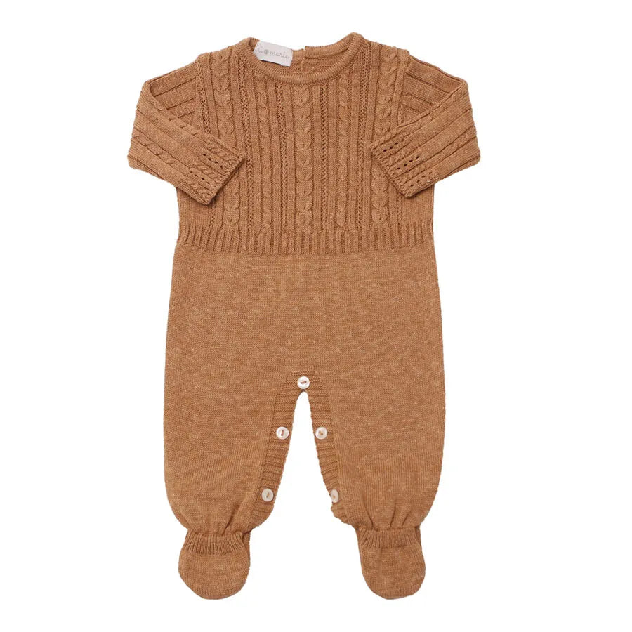 macacão lisboa caramelo em tricô com detalhes de tranças verticais e punhos canelados nos pés e mangas
