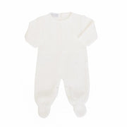 macacão lisboa branco em tricô com detalhes rendados na parte superior e punhos canelados delicados