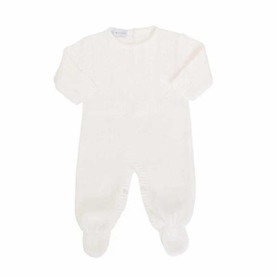 macacão lisboa branco em tricô com detalhes rendados na parte superior e punhos canelados delicados