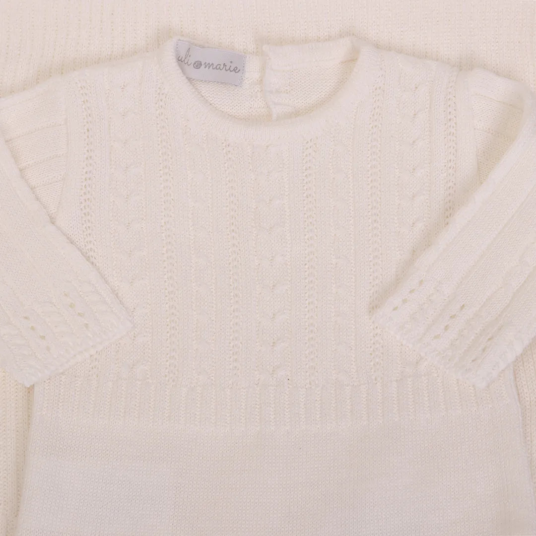 macacão lisboa branco em tricô com detalhes rendados na parte superior e punhos canelados delicados