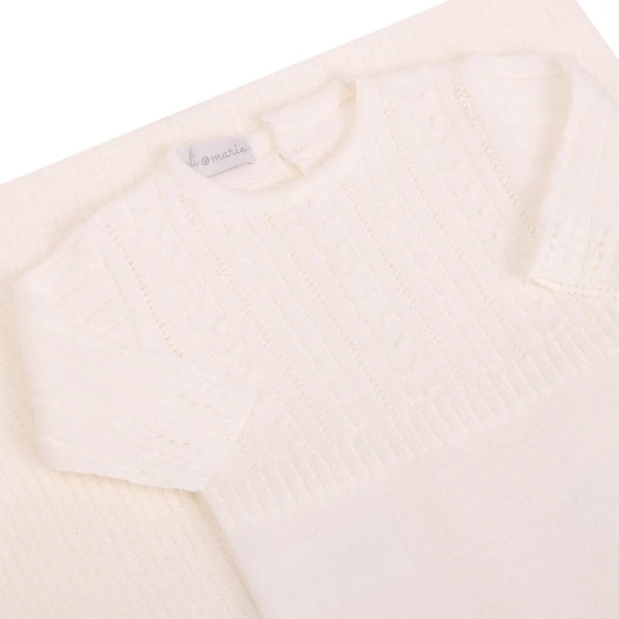 macacão lisboa branco em tricô com detalhes rendados na parte superior e punhos canelados delicados