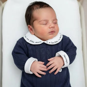 macacão lorenzo azul marinho em tricô com padronagem canelada, tranças frontais e botões decorativos