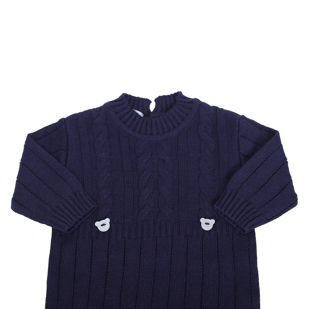 macacão lorenzo azul marinho em tricô com padronagem canelada, tranças frontais e botões decorativos