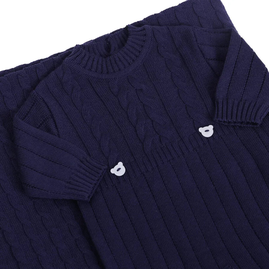 macacão lorenzo azul marinho em tricô com padronagem canelada, tranças frontais e botões decorativos