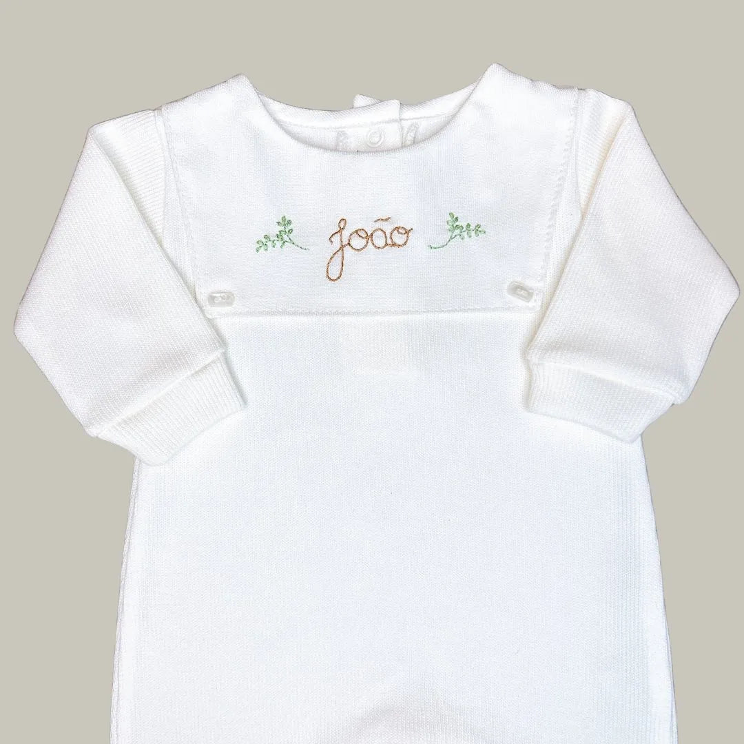 macacão luiz personalizado em tricot branco, com pala lisa e botões de pressão, pronto para bordado do nome