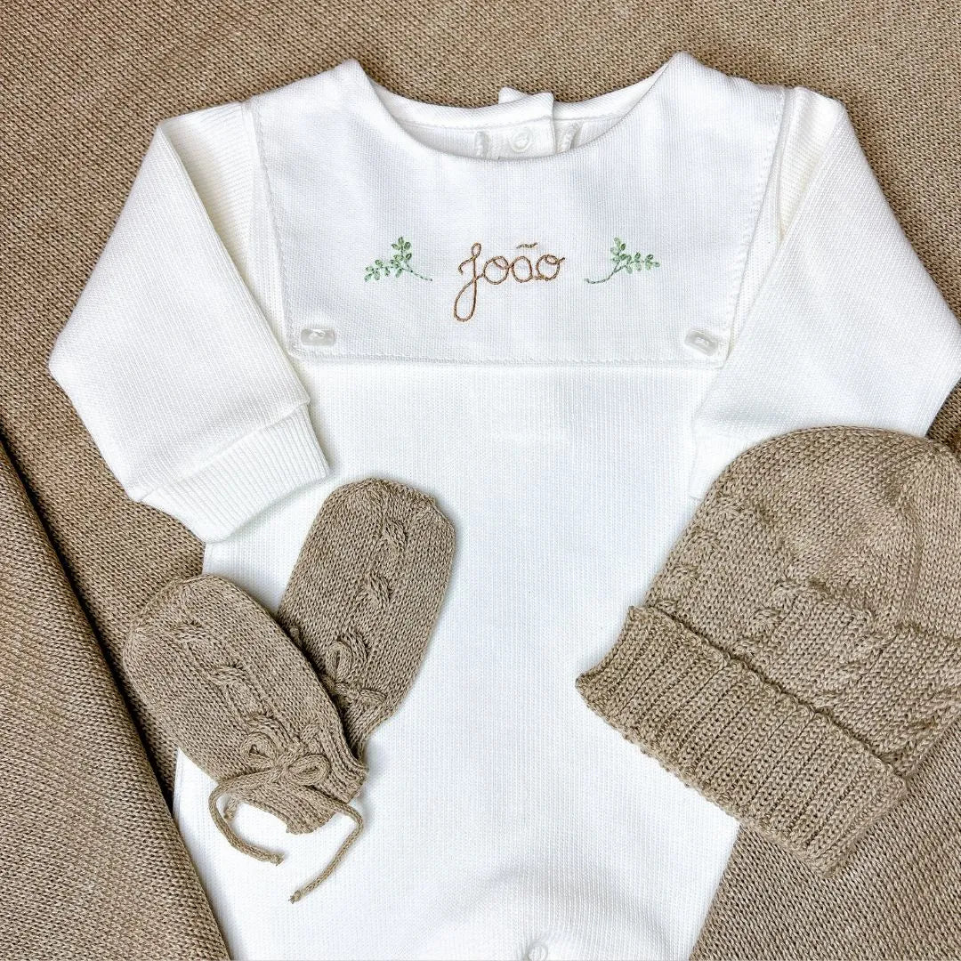 macacão luiz personalizado em tricot branco, com pala lisa e botões de pressão, pronto para bordado do nome